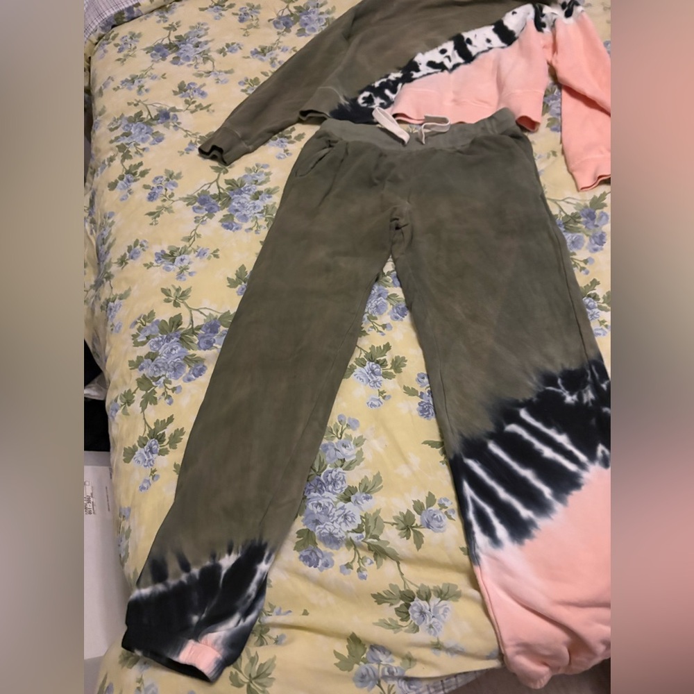 Electric and rose set. Excellent condition . Worn once